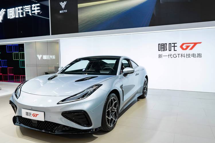 惠州298哪吒汽车在智能汽车领域的表现，领途汽车在新能源汽车市场中的影响力